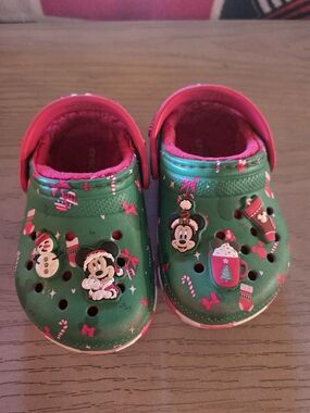 Kids Green Minnie Mouse Holiday Clogs